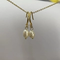 Elegante Goldohrringe mit einer Süßwasserperle und funkelndem Zirkonia-Kristall - Teardrop Anhänger Stil (5247207550026)