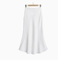 Jupe longue élégante en satin blanc à taille haute avec une silhouette fluide en A - Blanc Long