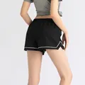 Pantaloncini sportivi 2 in 1 neri da donna con bordo bianco e fodera in mesh traspirante - 3XL / Nero