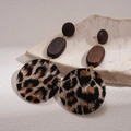 Dettaglio di orecchini in legno e acrilico leopardato su base in pietra bianca - Perno in Argento - Caffè - Grande (Stampa Leopardata Piena)