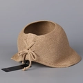 Detail van haverkleurige gebreide zonneklep met brede rand en een elegante strikaccent - M (56-58cm) / Khaki
