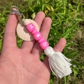 Porte-clés perlé lumineux avec lettres HBD, plaque en bois et pompon blanc élégant - Rose Et Blanc HBD