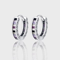 Détail macro de boucles d'oreilles créoles en argent serties de zircons colorés - Boucles d'Oreilles Créoles Pavées Zirconia Multicolore (KDP759)