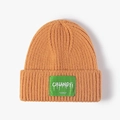 Gorro de punto naranja para invierno con una elegante etiqueta tejida a cuadros verdes - Talla única / Rojo Anaranjado