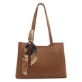 Sac fourre-tout élégant en cuir marron avec foulard en soie vintage sur fond blanc - Fauve
