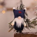 Gnomo natalizio blu con ricamo a fiocco di neve appeso a un albero di Natale innevato - Ciondolo gnomo senza volto blu marino