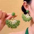 Detailweergave van geweven groen witte raffia waaier oorbellen voor de vakantie - Waaier Vorm (Stalen Stift) / Groen