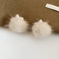 Detailaufnahme von flauschigen cremefarbenen Plüsch-Ohrringen mit weichem Kunstfell - 3# Weißer Plüschball (Silbernadel)