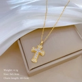 Dettaglio del ciondolo a croce dorata con zirconi su seta bianca, misura 3x1,5 cm - Stile Croce con Pavé di Strass (C118)