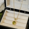 Dettaglio macro della collana placcata oro 18 carati con zircone verde ovale e diamanti - Collana Con Pendente Ovale / Oro/Verde