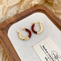 Makroansicht von Vintage Gold Creolen mit gedrehter Textur und dunkelroter Emaille - Creolen - Gold & Rot