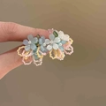 Detail van handgemaakte kralen oorbellen met blauwe en witte bloemvormige kwastjes - 17# 925 Sterling Zilveren Oorknopjes - Blauw - Hars Parel Glazen Kraal Bloemblad Oorbellen