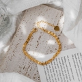 Gouden geweven titaniumstalen kettingarmband met hartbedeltje op een natuurstenen basis - Gouden Armband (Hart Tag) S135