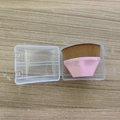 Rosa Foundation-Pinsel mit braunen Borsten in einer offenen transparenten Aufbewahrungsbox - Rosa + Deckel - Mini