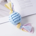 Hundekauspielzeug in Bonbonform aus blauem Gummi mit bunten Stoffknotenenden - Gestreifte Zahn-Süßigkeit / 17cm (55g) / Blau