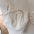 Dettaglio della trama del ricamo in pizzo floreale sulla borsa in cotone beige - Borsa sottobraccio