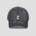 Vista dettagliata del cappello da baseball in denim lavato con ricamo bianco della C - M (56-58cm) / Grigio