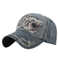 Gorra de béisbol gris lavado vintage con bordado de tiburón y detalles desgastados en vista lateral - Ajustable / Negro + Gris
