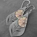 Boucles d'oreilles vintage en forme de goutte avec motifs de plantes et accents floraux - Étain Antique Gravure de Plante Goutte d'Eau Vintage