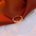 Detailaufnahme des Vintage-Goldrings mit Zirkonia und dem ikonischen Schweinenasen-Design - Goldene Schweinenase (Mikropavé-Zirkon)