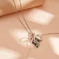 Detailaufnahme des Herzanhängers mit Schleife und bunten Perlen an einer silbernen Kette - Herzschloss-Schleifenstil (Necklace-Heart Lock)