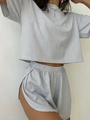 Detailansicht des grau-weiß gestreiften Strickstoffs und des Gummibunds an den Shorts - S / Hellgrau