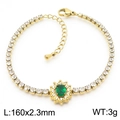 Bracciale tennis dorato con smeraldo ovale e accenti floreali in zirconi cubici - Stile Fiore di Smeraldo Ovale (KB185501-HM)