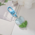 Llavero de tulipán azul claro hecho a mano con hojas verdes y gancho de metal azul - Tulipán Azul Claro