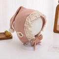 Détail du bonnet en tricot pour bébé avec dentelle, fleur et pompon en peluche - 6-20 Mois / Rose