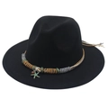 Dettaglio cappello fedora nero con corde colorate intrecciate e ciondolo a stella marina - Nero