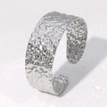 Bracciale rigido largo in acciaio inossidabile con finitura martellata argento - Color Acciaio