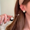 Detailansicht von Vintage-Herzohrringen mit Leopardenmuster und Perle am Model - 925 Sterling Silber Ohrstecker-Schwarze Basis Perle