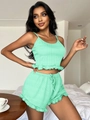 Détail d'un ensemble de pyjama vert menthe côtelé avec bords volantés et cordon de serrage - Vert menthe