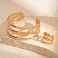 Detail van goudkleurige gelaagde armband met gehamerde textuur en gepolijste glans - Goud 2-Delige Set (Armband + Ring)