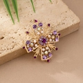 Vintage gouden kruisbroche met paarse edelstenen en parels op stenen basis - Barok Kruis Brosche met paarse strass en kunstparels (YLC-XZ-697)