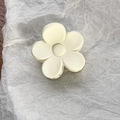 Vista superior de una pinza para el cabello de flor blanco crema mate sobre papel blanco - Blanco Roto