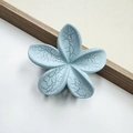 Pinza per capelli a fiore di plumeria celeste con texture incrinata per l'estate - Forma di Plumeria / Blu Grigio