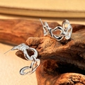Boucles d'oreilles créoles en acier inoxydable argenté sur un support en bois naturel - Argent (RS-YS414-S)