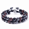 Makroaufnahme des zweilagigen Perlenarmbands mit Tigerauge-Stein und Om-Metallverschluss - Rotes Tigerauge + Schwarzer Magnetit + Schwarze Perlen (2 Perlen mit Om-Schnalle)