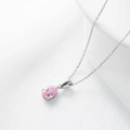 Elegante collar de plata con un colgante de gema rosa en forma de lágrima engastado en garra - Oro Blanco + Circonita Rosa