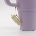 Llavero de mini taza amarilla de PVC con margarita blanca y cadena de bolas plateada - Llavero / Vaso de Flores Beige con Cadena de Bolas