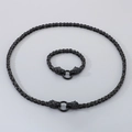 Detalle macro de collar y pulsera de cadena bizantina negra con cierre de doble cabeza de león - Collar + Pulsera / Set de Circonita Negra