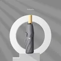 Parapluie pliant triple gris foncé avec une poignée minimaliste en bois naturel clair - gris foncé