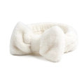 Detailweergave van het zachte witte koraalvlies op de pluche strik haarband voor dames - Beige