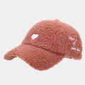Detalle del bordado blanco en la gorra de béisbol de piel sintética suave color marrón rojizo - Ajustable / Rosa Empolvado