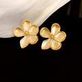 Makro-Detail goldener Blumenohrringe mit fünf Blütenblättern auf Seide und schwarzem Grund - Goldene Fünfblättrige Staubblatt (Silbernadel)