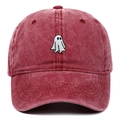 Détail de la broderie fantôme sur casquette de baseball en coton lavé bordeaux - Bordeaux