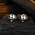 Orecchini a cerchio in argento con texture irregolare su sfondo in legno vintage - Rame / Oro Bianco