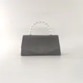 Elegante dunkelgraue Glitzer Abendtasche mit Perlengriff und vertikaler Textur - Schwarz