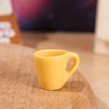Gelbe Mini-Tasse aus Kunstharz für Mikrolandschaften und Puppenhaus-Dekorationen - Mini-Becher / Gelb